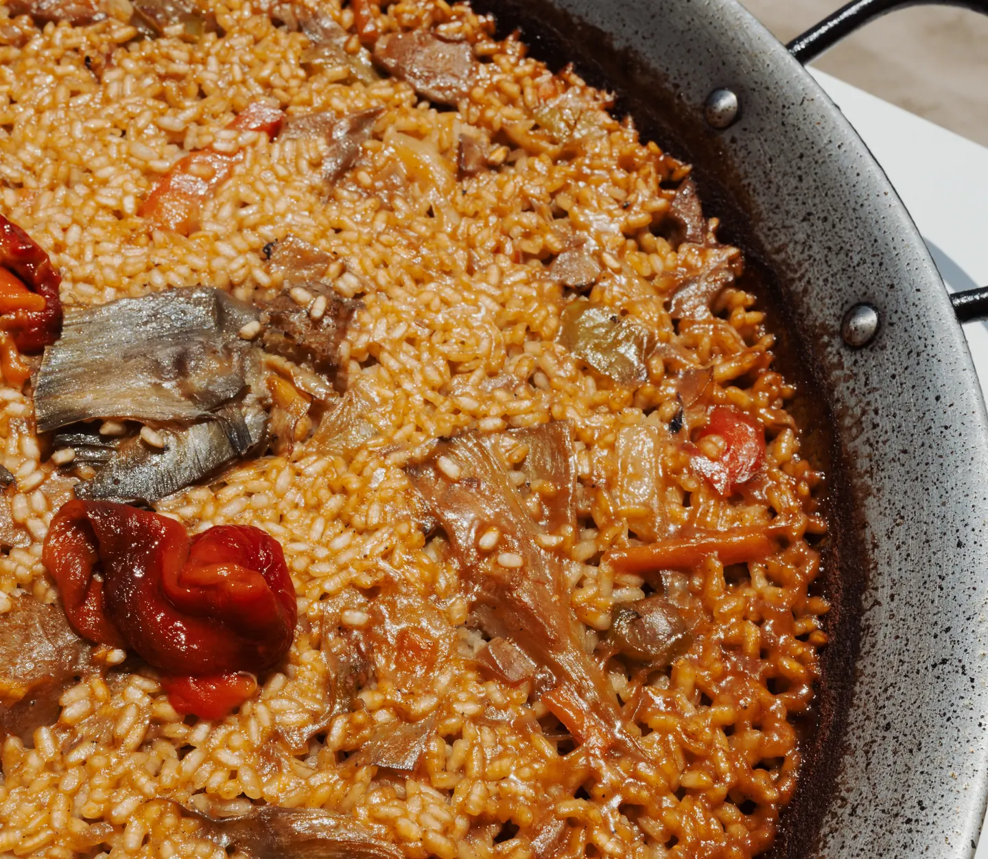 Arroz de marisco recién hecho servido en el chiringuito