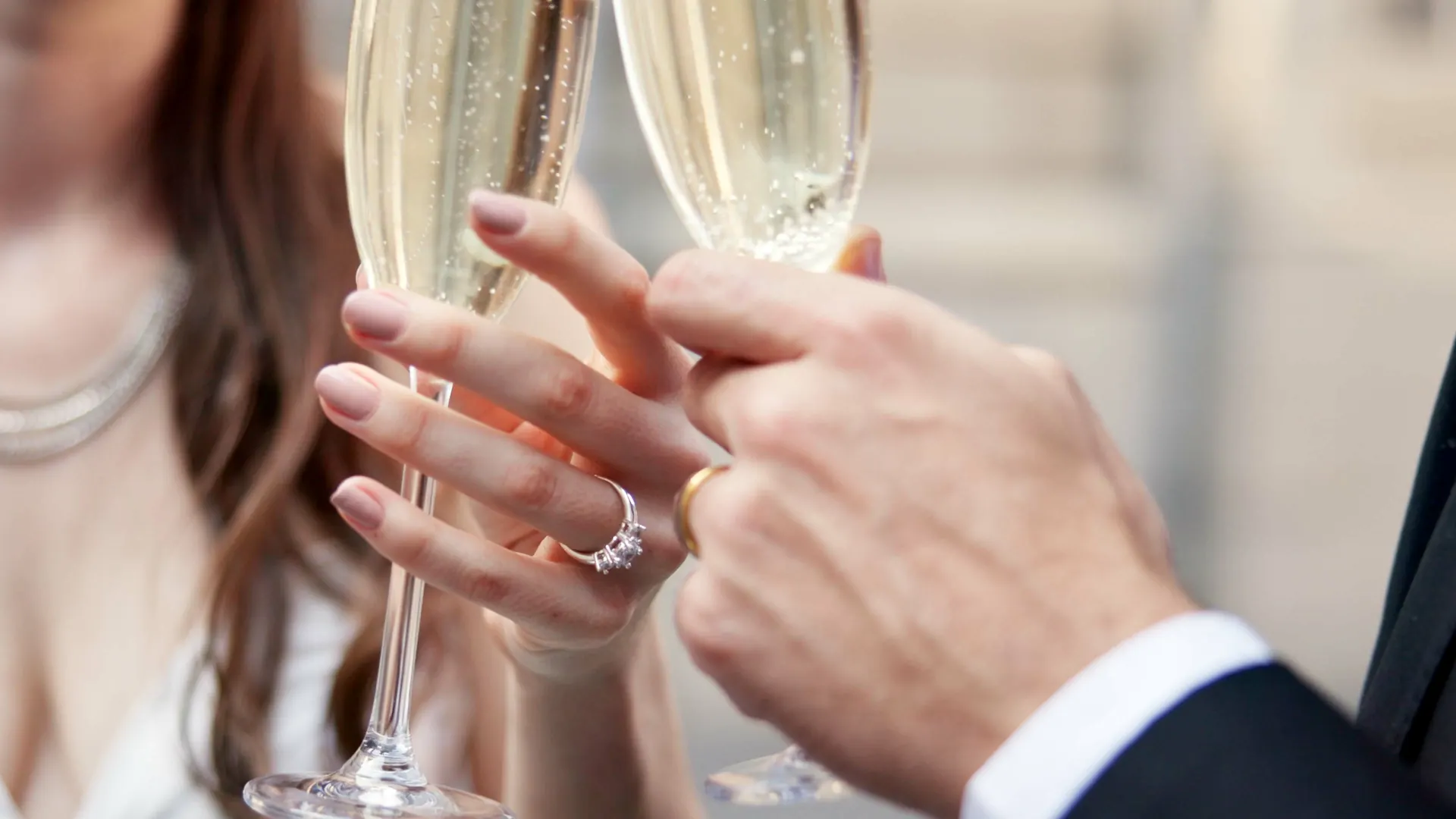 Brindis en un casament davant del mar al Restaurant Akquaaa de Calafell