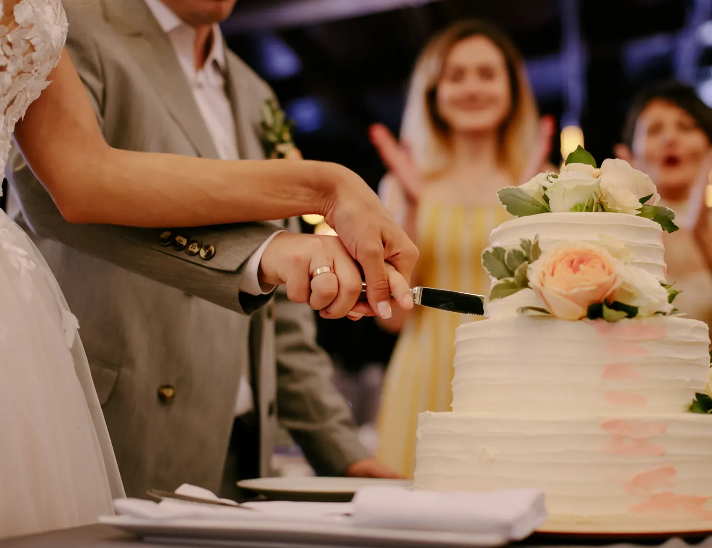 Tall del pastís en un casament celebrat al Restaurant Akquaaa de Calafell