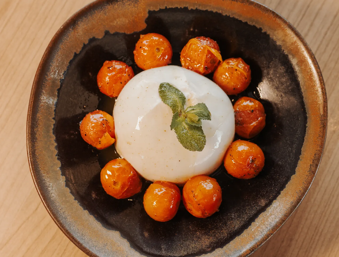 Burrata con tomates semiconfitados y aceite de albahaca