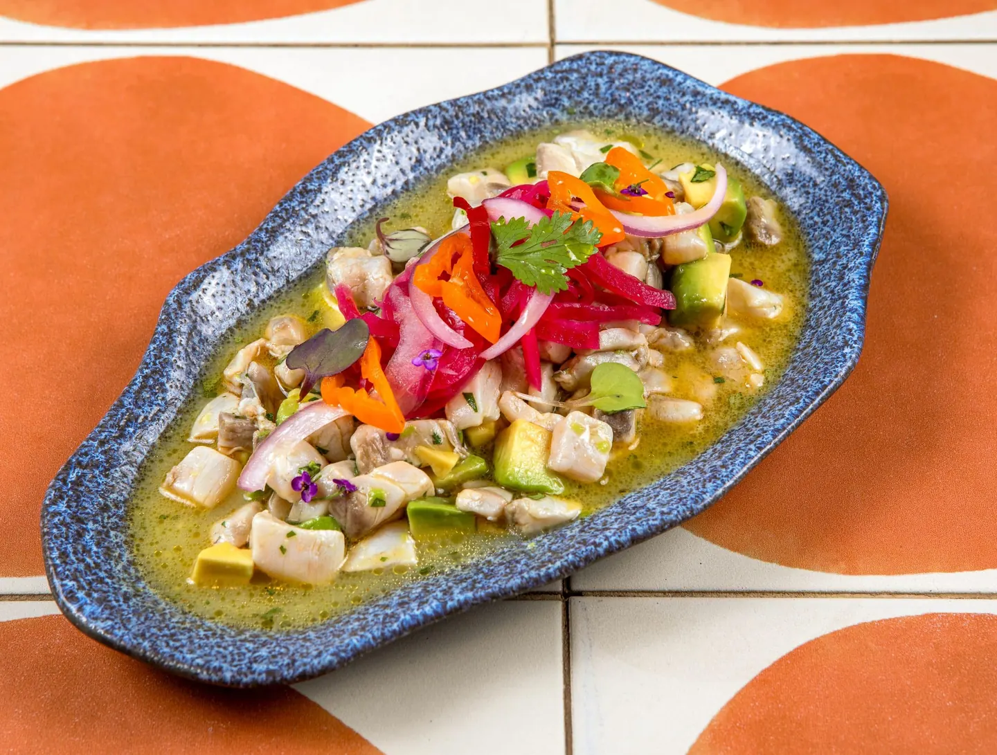 Ceviche de corvina con cebolla encurtida y cancha serrana