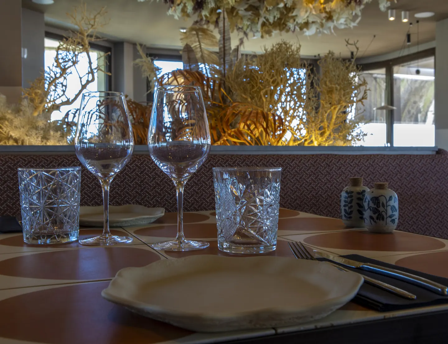 Copas de vino servidas junto al ventanal del Restaurante Akquaaa