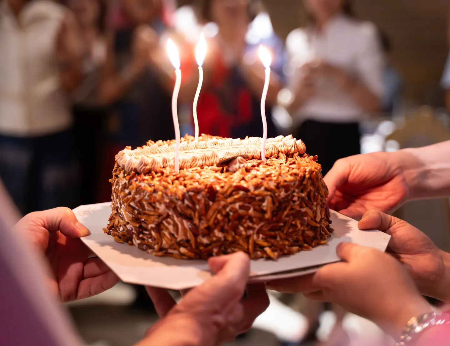Tarta de cumpleaños con velas servida en el Restaurante Akquaaa de Calafell
