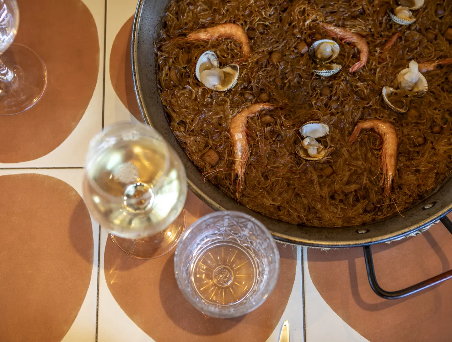 Fideuá aux fruits de mer avec aïoli du Restaurant Akquaaa