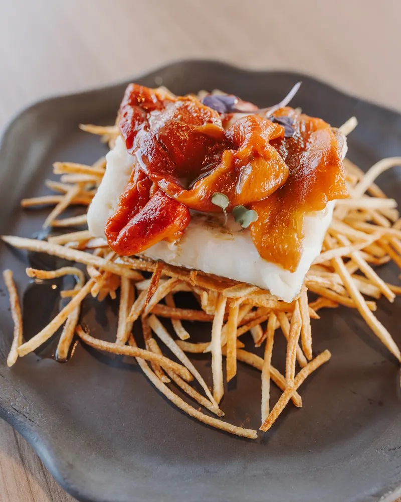 Bacallà amb pebrots rostits i patata palla