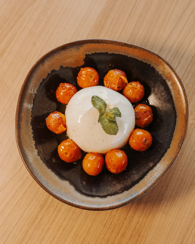 Burrata amb tomàquets semiconfitats i oli d'alfàbrega