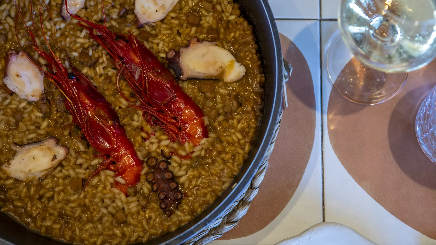 Riz crémeux au poulpe et aux gambas carabineros du Restaurant Akquaaa à Calafell