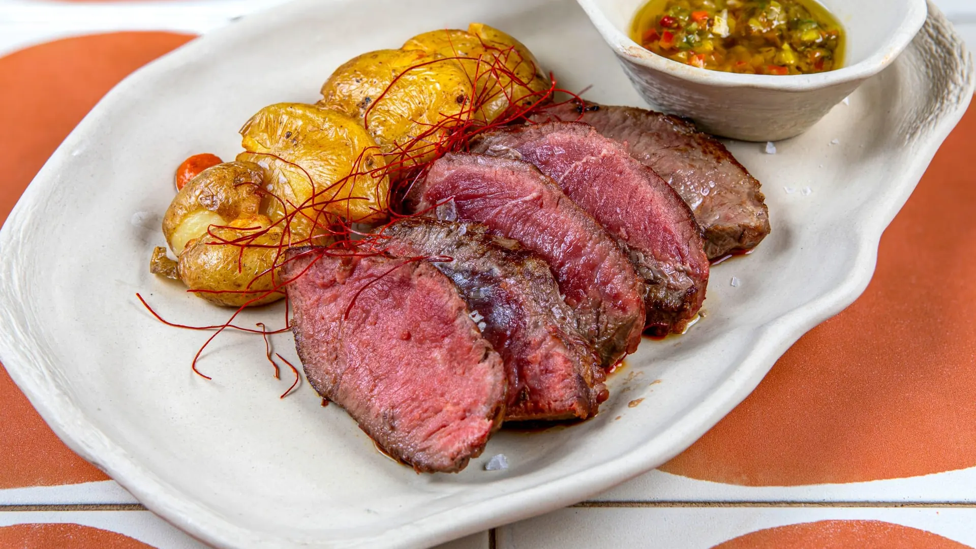 Tagliata de entrecot a la brasa con chimichurri del Restaurante Akquaaa