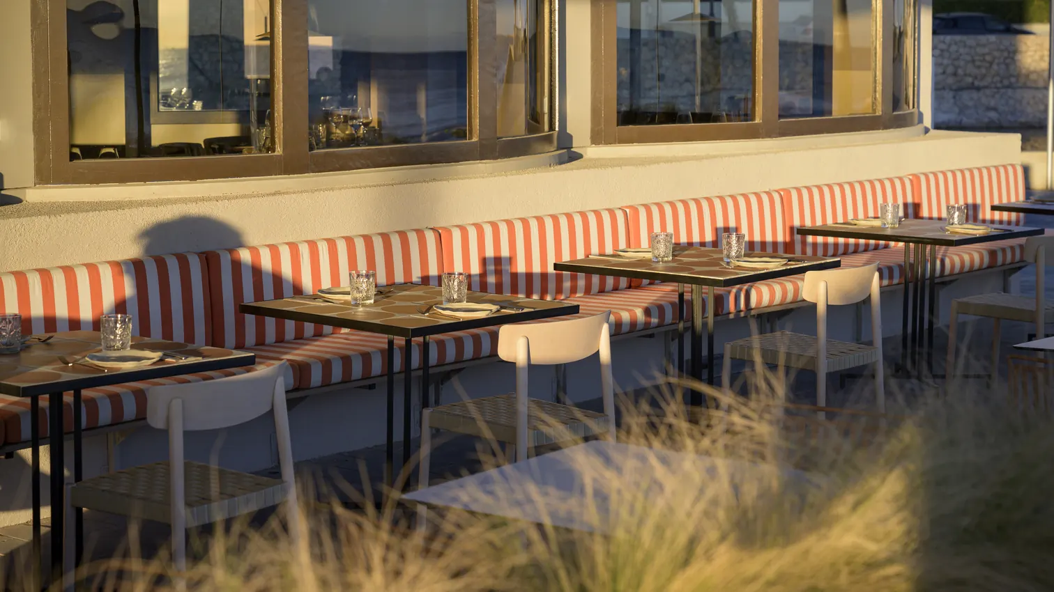 A long table laid for a group on the terrace at Restaurante Akquaaa