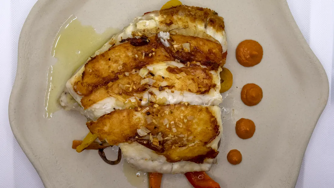 Bacallà al forn amb pebrots rostits del Restaurant Akquaaa a Calafell