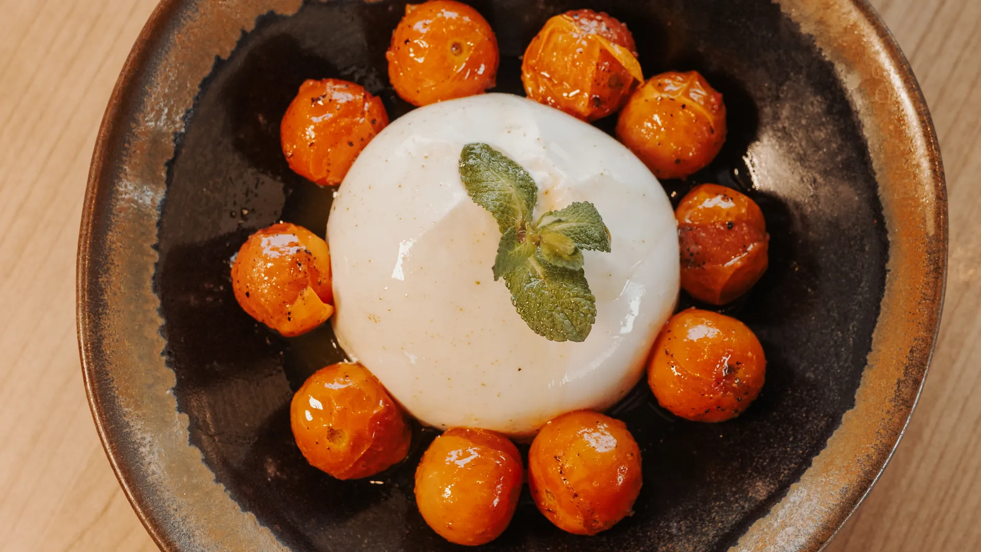 Burrata con tomates semiconfitados, uno de los platos sin gluten de Akquaaa