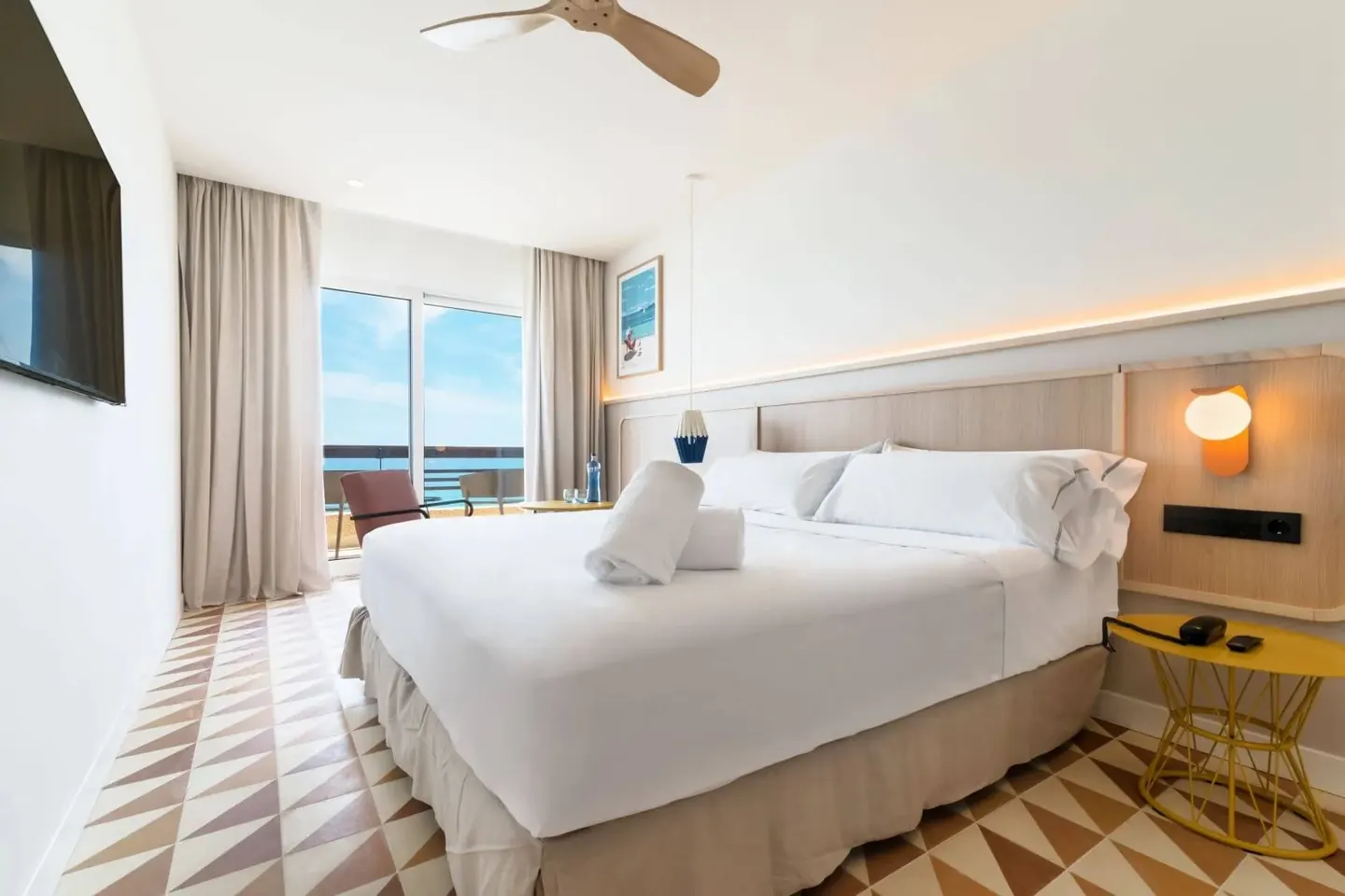 Habitació doble amb finestral i vistes al mar de l'Akquaaa Boutique Hotel