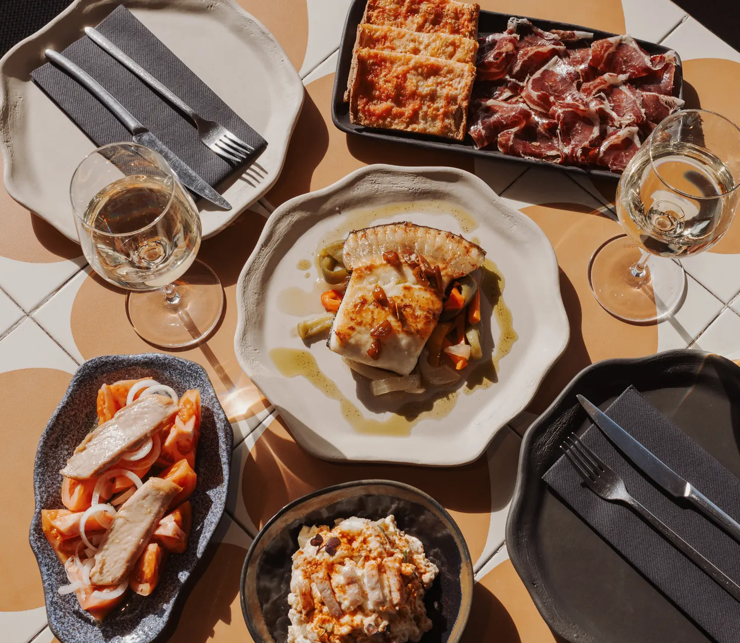 Mesa servida en el chiringuito de Akquaaa en Calafell