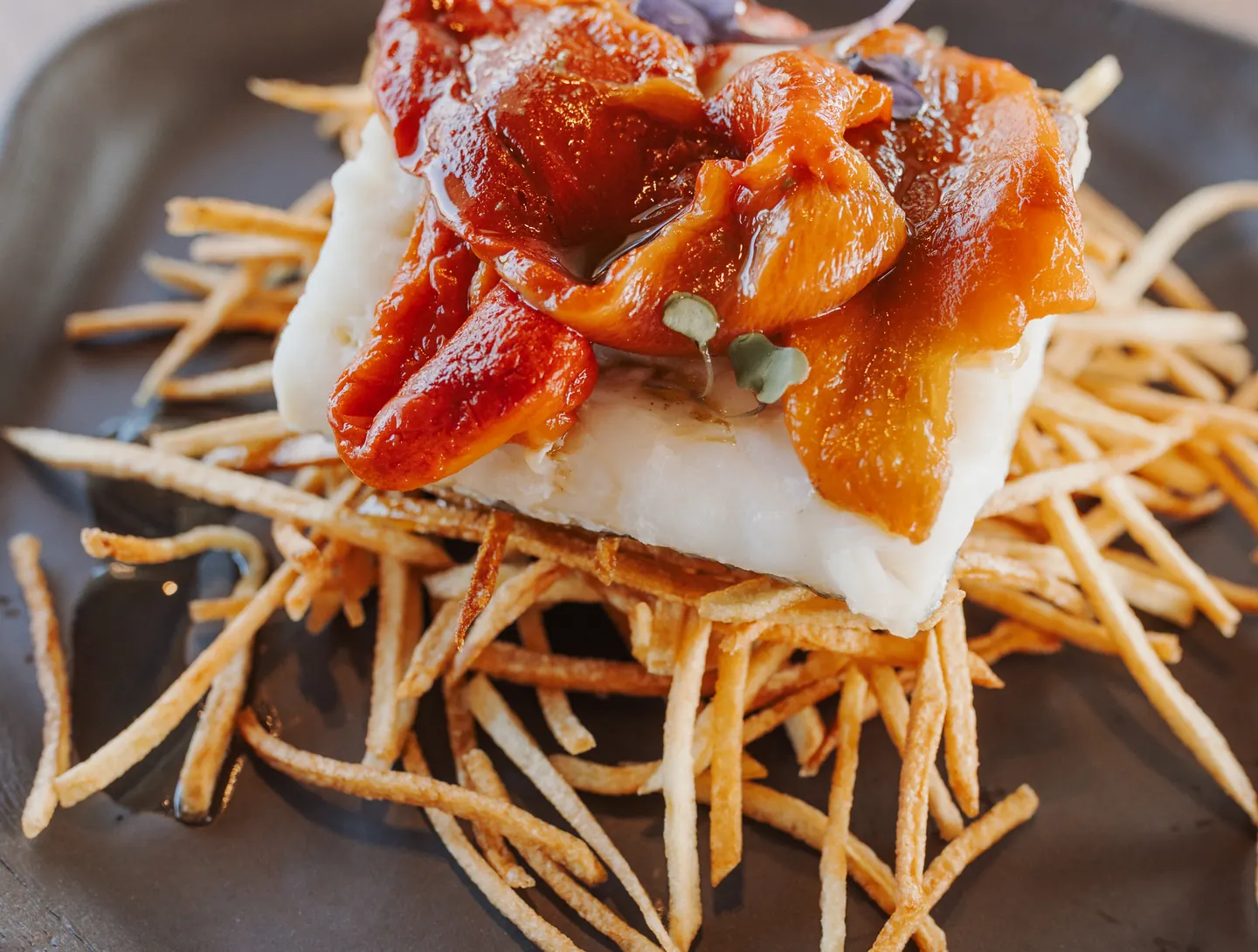 Bacallà amb pebrots rostits i patata palla del Restaurant Akquaaa