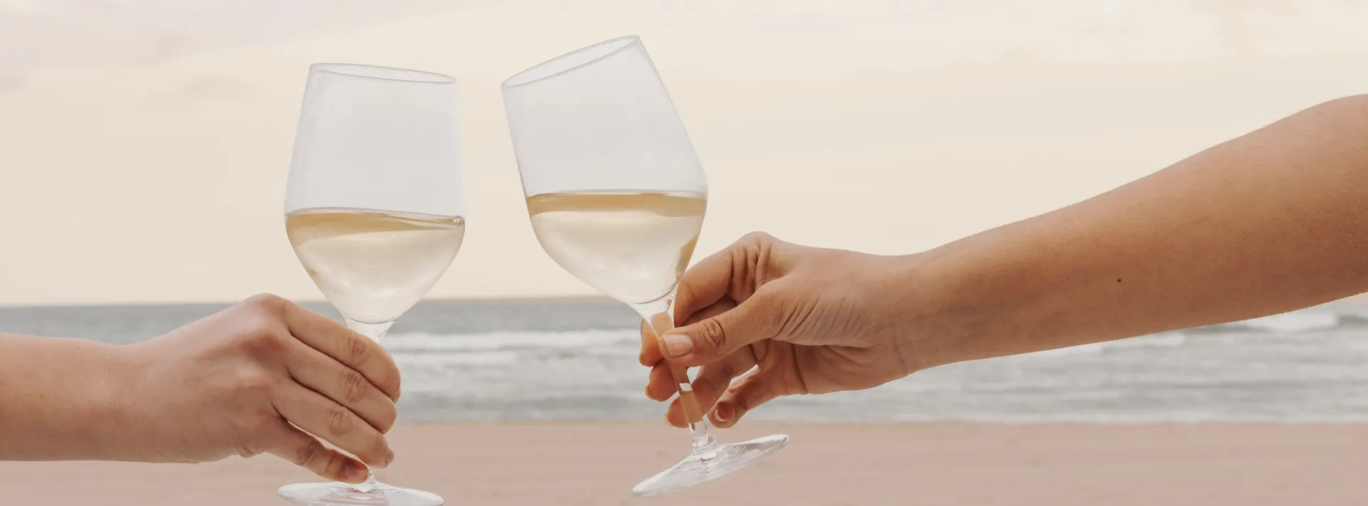 Brindis con vino blanco frente al mar en el Restaurante Akquaaa de Calafell