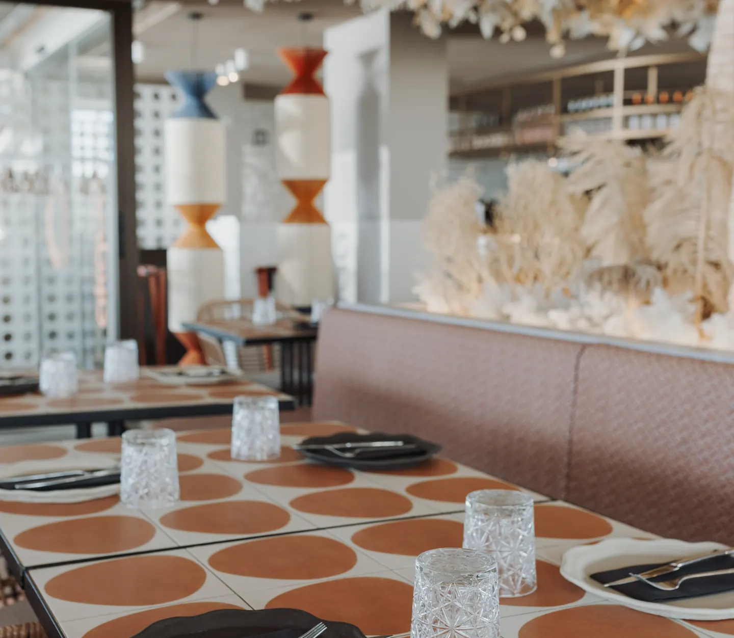 Sala del Restaurant Akquaaa amb taules de terratzo